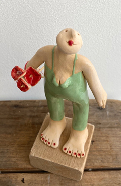 Kiki Demelinne, Groene dame met bloemen, 90 euro, Keramiek op houten sokkel,  16 cm