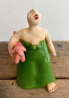 Kiki Demelinne, Groene vrouw met roze hond, 100 euro, Keramiek op houten sokkel,  14 cm