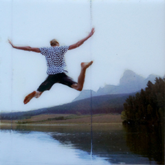 Annette van Waaijen, Jump on Strings 2, Gemengde techniek met foto in baklijst, 20x20 cm, €.235,-