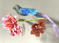 Babette Hofstede, Oililly Blauwe longtail op roze bloem, Gemengde techniek met papier, €.150,-