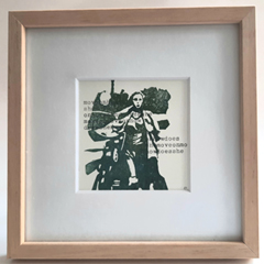 Edith Brouwer, Move on klein, 105 euro, Lino met typemachine tekst in ljist, 16x16 cm