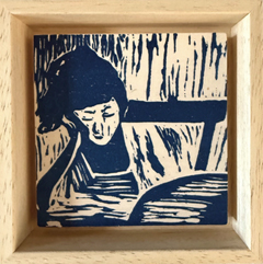Edith Brouwer, Lezen 1 blauw, 75 euro, Linodruk enkel op hout in baklijst, 10x10x3 cm