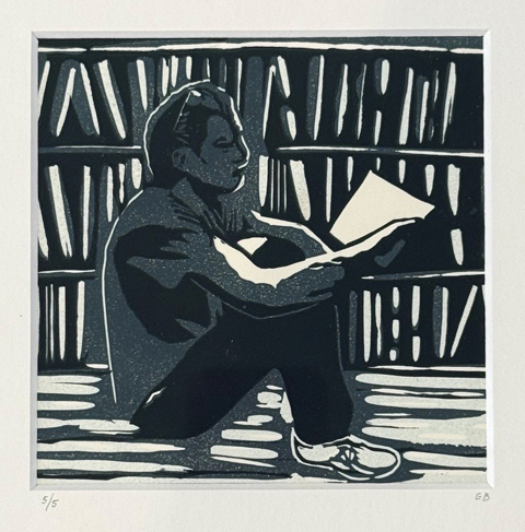 Edith Brouwer, Lezende man, 115 euro, Linodruk op papier in ljist met museumglas, 21,5x21,5 cm