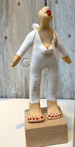 Kiki Demelinne, Engel wit I wish op houten sokkel, keramiek, 18 cm, €.90,-