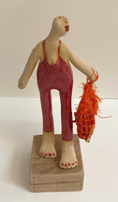 Kiki Demelinne, Strandjutter rood, Keramiek op houten sokkel met plastic zak van het strand, 14 cm, €.75,-