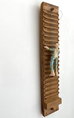 Kiki Demelinne, Klimmer Ibiza vrouw, Keramiek aan houten sigarenpers, 60x10x3 cm, €.165,-