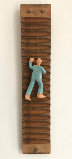 Kiki Demelinne, Klimmer, Keramiek aan houten sigarenpers, 60x10x3 cm, €.165,-