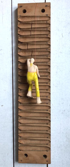 Kiki Demelinne, Klimster geel, Keramiek aan houten sigarenpers, 60x10x3 cm, €.165,-