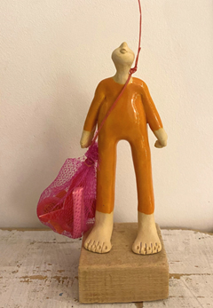Kiki Demelinne, Oranje Jutter, 75 euro, Keramiek en plastic van het strand, 15 cm