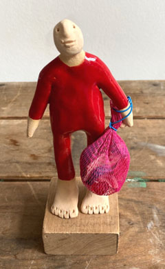 Kiki Demelinne, Jutter rood, 80 euro, Keramiek op sloophout sokkeltje, 18 cm