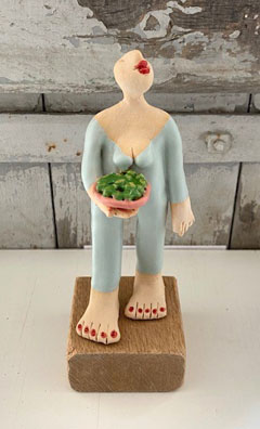 Kiki Demelinne, Vrouw mint met groene dingetjes, 90 euro, Keramiek, 17 cm