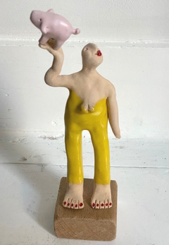 Kiki Demelinne, Vrouw geel met varkentje, 90 euro, Keramiek, 17 cm