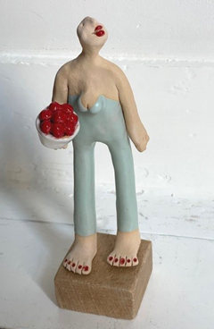 Kiki Demelinne, Vrouw met schaal rode dingetjes, 100 euro, Keramiek, 20 cm