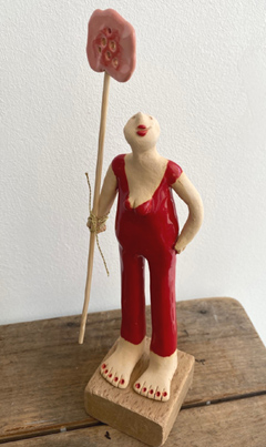 Kiki Demelinne, Rode dame met bloem, 100 euro, Keramiek en hout, 25 cm