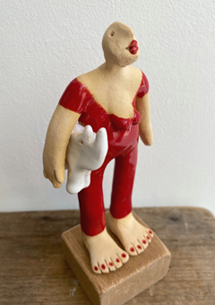 Kiki Demelinne, Rode dame met neushoorn, 90 euro, Keramiek op houten sokkel,  16 cm