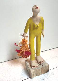 Kiki Demelinne, Jutter vrouw geel, 100 euro, Keramiek, 23 cm