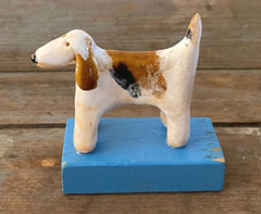 Kiki Demelinne, Hond op blauw blokje, 50 euro, Keramiek, 6x7x3 cm