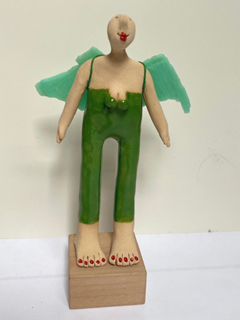 Kiki Demelinne, Jutter v groen met plastic vleugels gejut op strand, 100 euro, Keramiek, plastic en oud hout, 19 cm