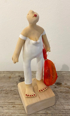 Kiki Demelinne, Jutter vrouw wit, 100 euro, Keramiek op houten blokje met gejut strandplastic, 21 cm
