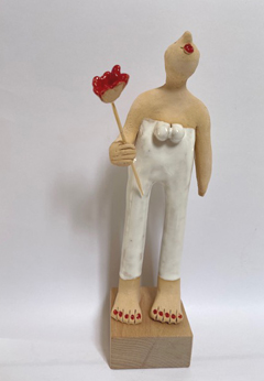 Kiki Demelinne, Wit vrouwtje met rode bloem, 100 euro, Keramiek en sprokkelhout, 21x10x9 cm