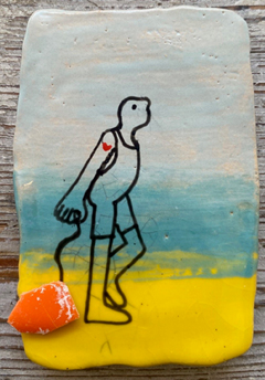 Kiki Demelinne, Tegelschilderij 2: Strandjutter, 100 euro, Keramiek met gejut plastic, 12x8x2 cm 