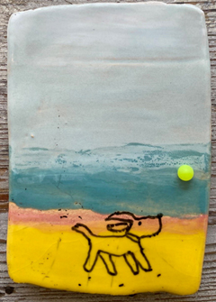 Kiki Demelinne, Tegelschilderij 3: Hond, 90 euro,  Keramiek met gejut plastic, 12x8x2 cm 