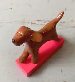 Kiki Demelinne, hond roze blok, 50 euro, Keramiek op speelgoedblokje, 8 cm