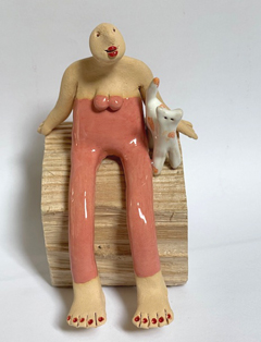 Kiki Demelinne, Roze zittende vrouw met poes, 150 euro, Keramiek en sprokkelhout, 15x10x12 cm