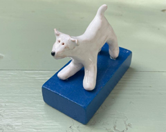 Kiki Demelinne, Hond op blauw blok, 45 euro, Keramiek op speelgoedblokje, 8 cm