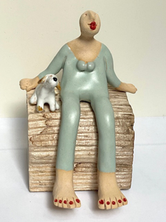 Kiki Demelinne, Vrouw met hond op hout, 150 euro, Keramiek op oud hout, 15x10x11 cm