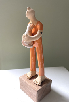 Kiki Demelinne, Oranje man met poes en tattoo, 140 euro, Keramiek 21x7x6cm