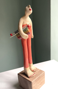 Kiki Demelinne, Vrouw met breiwerk, 135 euro, Keramiek , 23x7x6 cm