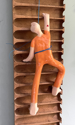 Kiki Demelinne, Klimmer oranje, 175 euro, Keramiek in sigarenpers, 58 cm 