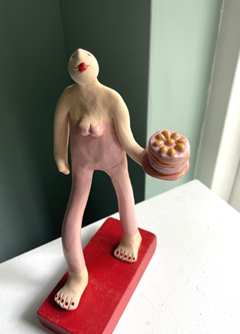 Kiki Demelinne, Taart, 155 euro, Keramiek op blokkendoosblokje, 23 cm 