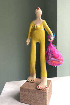 Kiki Demelinne, Gele Juttersvrouw, 160 euro, Keramiek en gejut plastic van Noordzeestrand, 26x12x9  cm