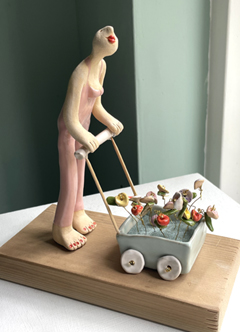 Kiki Demelinne, Roze vrouw met bloemenkar, 190 euro, Keramiek, 21x19x9 cm