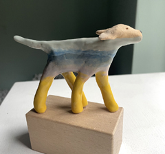 Kiki Demelinne, Strand hond, 65 euro, Keramiek op blokkendoosblokje, 12x11x4 cm