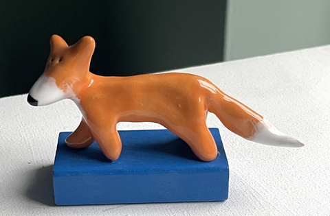 Kiki Demelinne, Vos op blauw blok, 50 euro, Keramiek op blokkendoosblokje, 10x4x4 cm