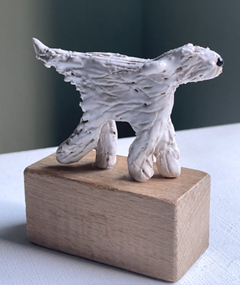 Kiki Demelinne, Rennend hondje, 55 euro, Keramiek op blokkendoosblokje, 9x9x4 cm