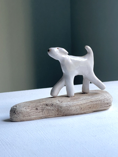 Kiki Demelinne, Wit hondje op gejut hout, 60 euro, Keramiek opjuthout, 8x12x4 cm