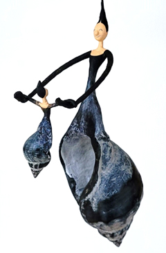 Linda Groen, La grande bleue et sa petite, 200 euro, Mixed media met schelpen in glazen vaas, 20x8 in vaas van 30x16 cm