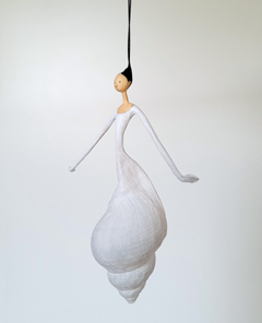 Linda Groen, Snowdrop, 150 euro, Gemengde techniek met wulk schelp, 14x12x4 cm