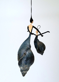 Linda Groen, Moeder en kind, 200 euro, Gemengde techniek met wulk schelp, 16x10x8 cm