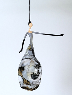 Linda Groen, Oestervrouw Art Deco, 175 euro, Gemengde techniek met oester, 20x12x9 cm