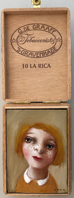 Koos ten Kate, Rika, 125 euro, Olieverf in sigarenkistje, 9,5x7 cm