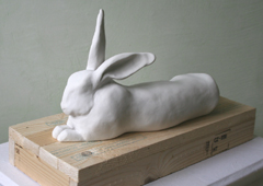 Liesbet Milort, Liggend konijn, Beeld van hars (kan ook buiten), 40 cm, €.350,-