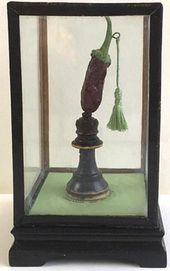 Tamar Rubinstein, Standbeeld voor aubergine, 95 euro, Gemengde techniek in glazen doosje, 7x12 cm