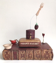 Tamar Rubinstein, Mystery Picknickbox, 125 euro, Gemengde techniek met boek, 16x10x20 cm