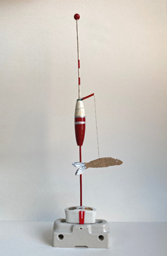 Tamar Rubinstein, Vishengel, 125 euro, Gemengde techniek met porselein, hout en papier, 7x31 cm