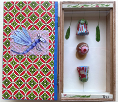 Tamar Rubinstein, Libelle met augurken, 165 euro, Gemengde techniek in sigarendoosje, 15x17x3